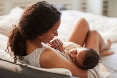 A amamentação oferece benefícios tanto para o bebê, quanto para a mãe. Mãe amamentando seu bebê.