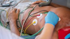 O atendimento emergencial é fundamental para reduzir as chances de agravamento do quadro. Paciente no hospital sendo examinado.