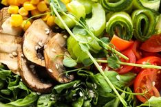 Muitos alimentos são conhecidos por suas propriedades benéficas que contribuem para aprimorar a resposta imunológica. Close de verduras, legumes e cogumelos.