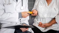 O tratamento de reposição hormonal deve ser realizado com orientação médica. Ginecologista entregando medicamentos para a paciente.