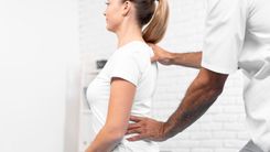 A osteopatia é uma prática terapêutica que abrange uma variedade extensa de aplicações no tratamento de diversas condições. Mulher em tratamento de fisioterapia.