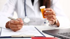 Os opioides podem ser consumidos apenas se houver indicação e acompanhamento médico. Médica receitando um medicamento.