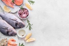 A utilização do sal iodado como tempero nas refeições é aconselhável, especialmente para garantir a ingestão adequada desse micronutriente, principalmente em mulheres em fase de pré-concepção, gestantes e lactantes. Imagem com peixes, polvo, salmão e sal.