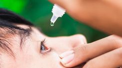 O tratamento pode incluir medicamentos, dependendo da origem da conjuntivite. Aplicação de colírio nos olhos.