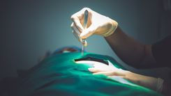 A fase em que o diagnóstico é efetuado desempenha um papel crucial na determinação do potencial de cura. Quando o câncer é detectado precocemente, a chance de cura é consideravelmente mais elevada. Médico segurando um bisturi pronto para a cirurgia.