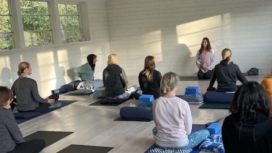 Gå iväg till yogaklass eller yoga hemma själv?