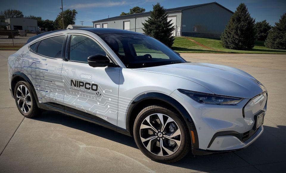 Photo of the NIPCO electric vehicle with the new wrap design