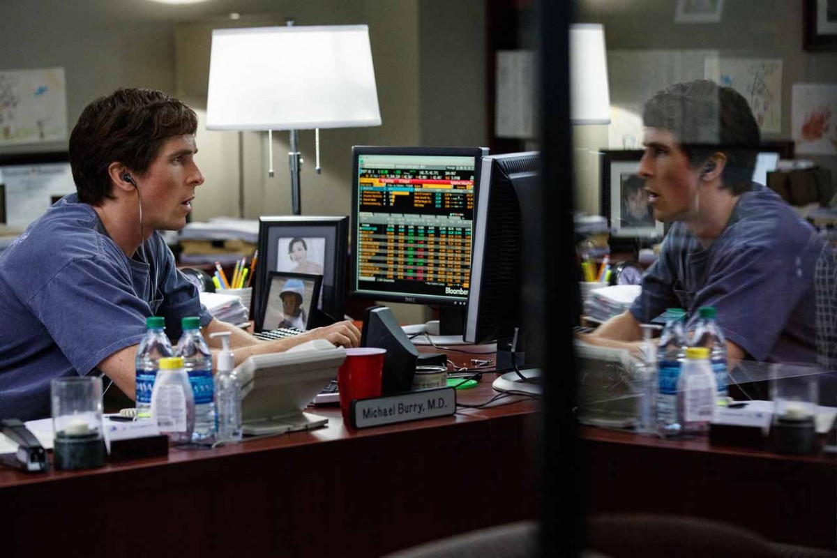 Christian Bale, Steve Carell, Ryan Gosling y Brad Pitt protagonizan esta película ambientada en la época de crisis financiera que vivió Estados Unidos entre 2007 y 2010.