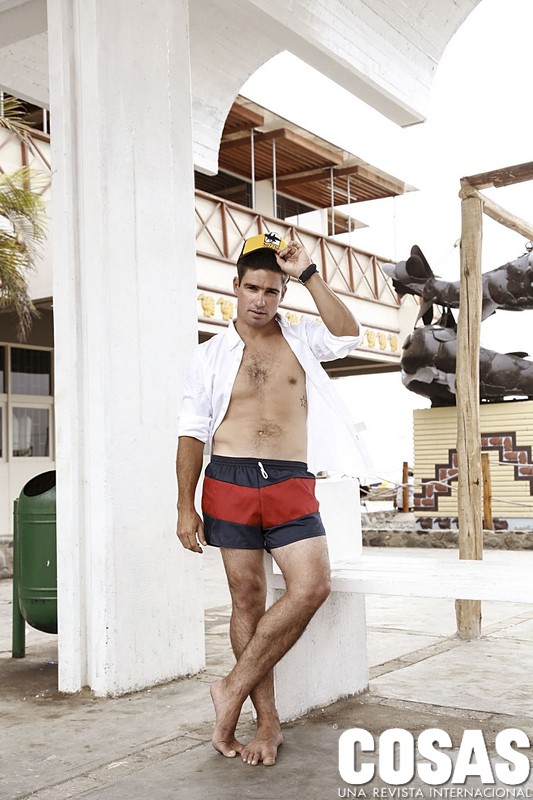 Clemente aprendió a correr olas en las playas de Huanchaco junto a un amigo de sus padres. Nunca ha tenido un entrenador permanente y desde 2012 fabrica sus propias tablas.