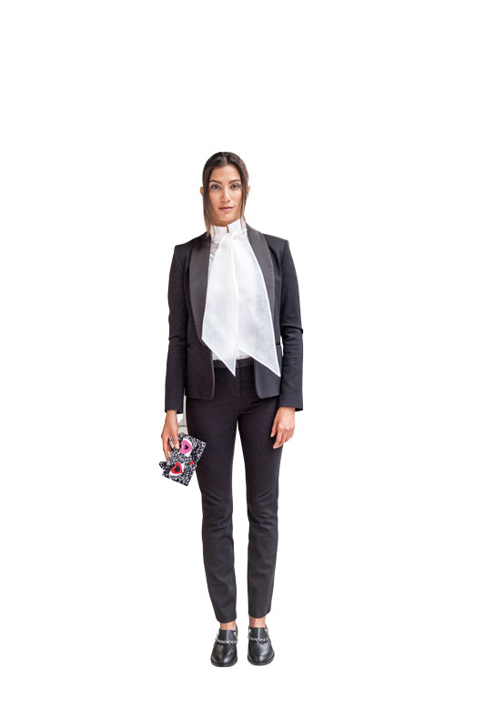 Conjunto de Armani Collezioni, vestido y zapatos de Roberto Cavalli, vestido y zapatos de Emilio Pucci, y smoking y blusa de Karl Lagerfeld, de venta en Imagen 100.