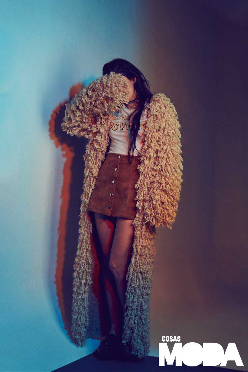 Abrigo de Ayni, top de Peruvian Flake, falda de Fiu Fiu, zapatos de Quimera, gargantilla de Mythology Store y collares de Swarovski.