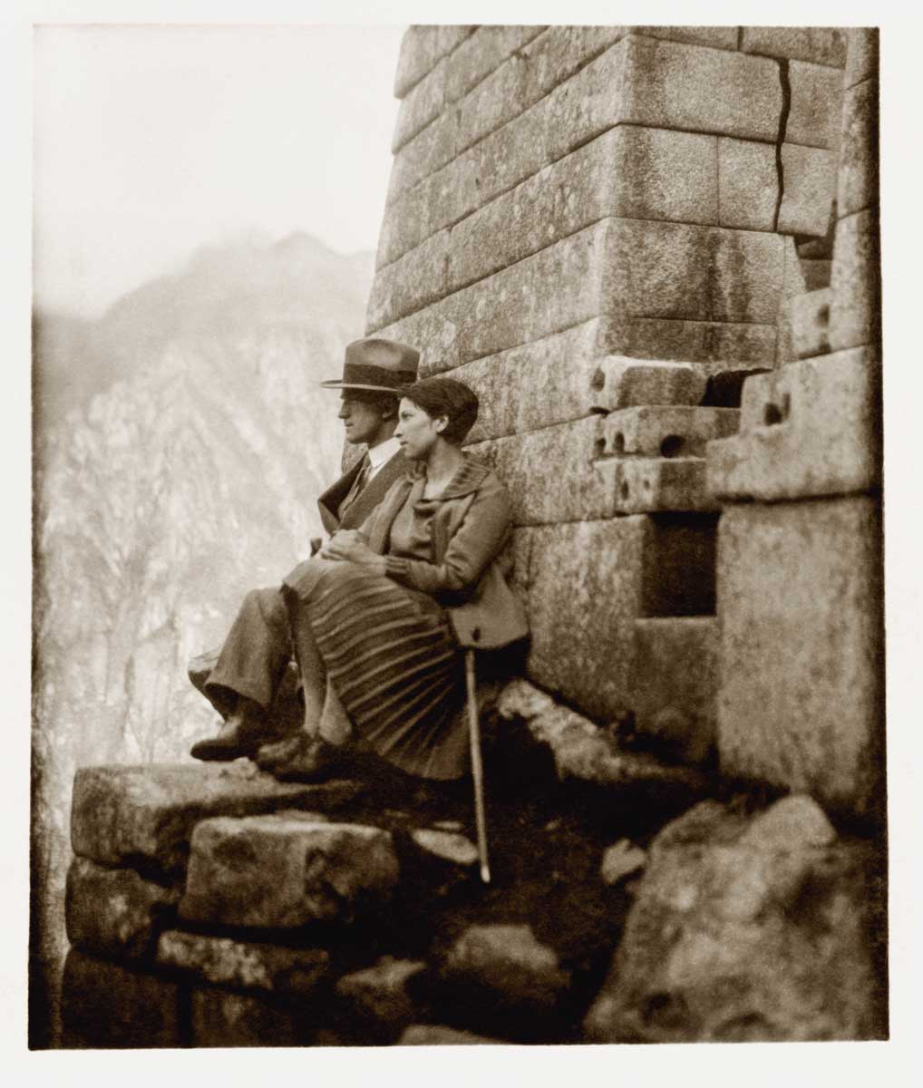 Con su esposa, María Costa, en las ruinas de Machu Picchu, al poco tiempo de haber contraído matrimonio, c. 1930.