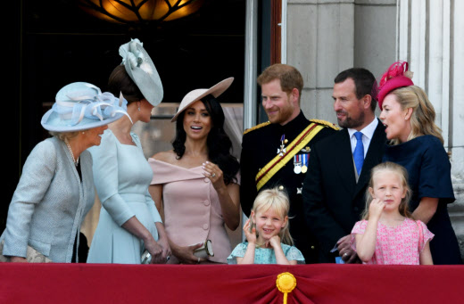Camilla Parker-Bowles, duquesa de Cornwall; Kate Middleton, la duquesa de Cambridge; Meghan Markle, duquesa de Sussex; el príncipe Harry; Isla Phillips, Peter Phillips, Savannah Phillips and Autumn Phillips en el Palacio de Buckingham durante la celebración de Trooping the Colour.