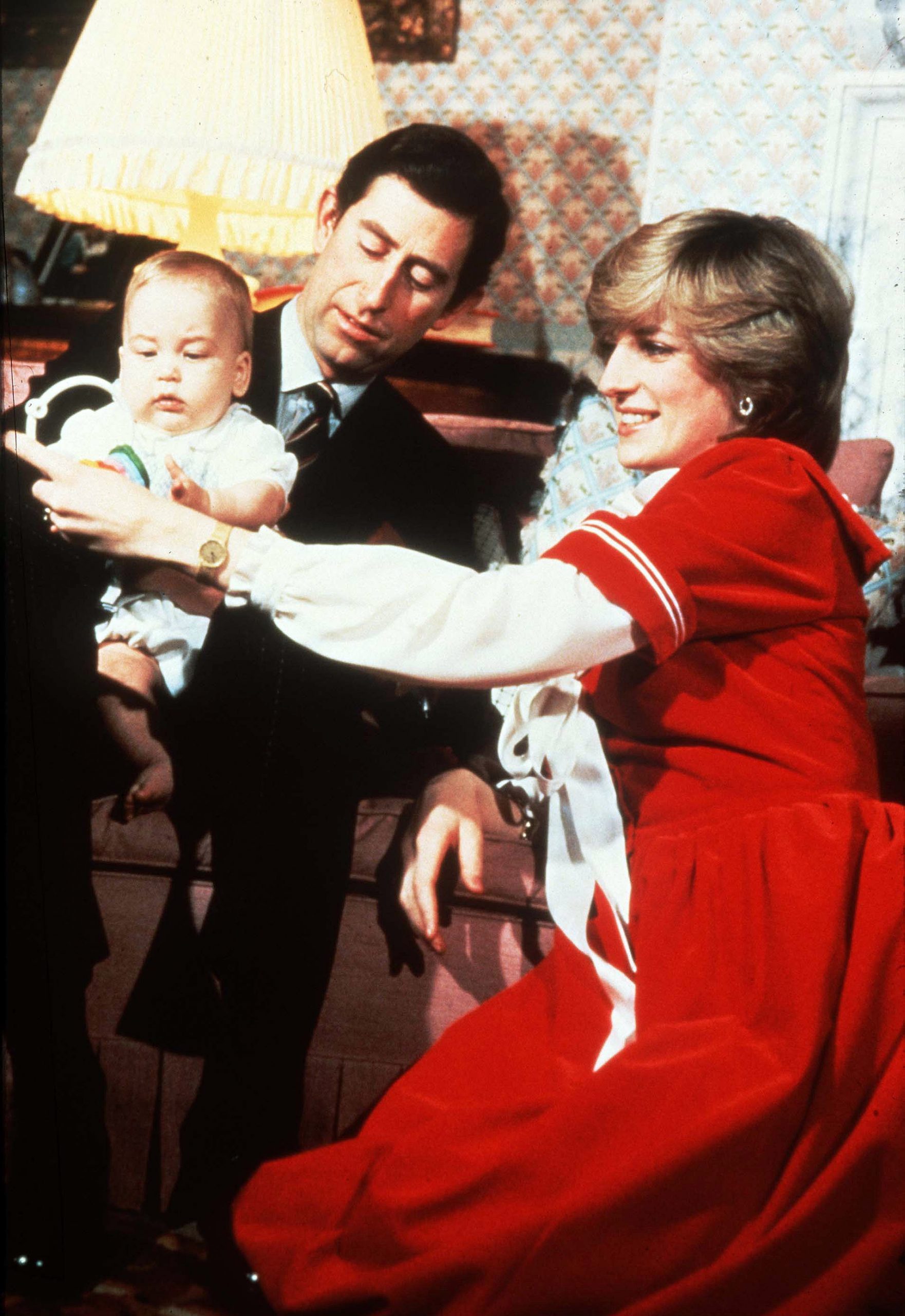 Lady Di y el príncipe Carlos con el pequeño William en diciembre de 1982.