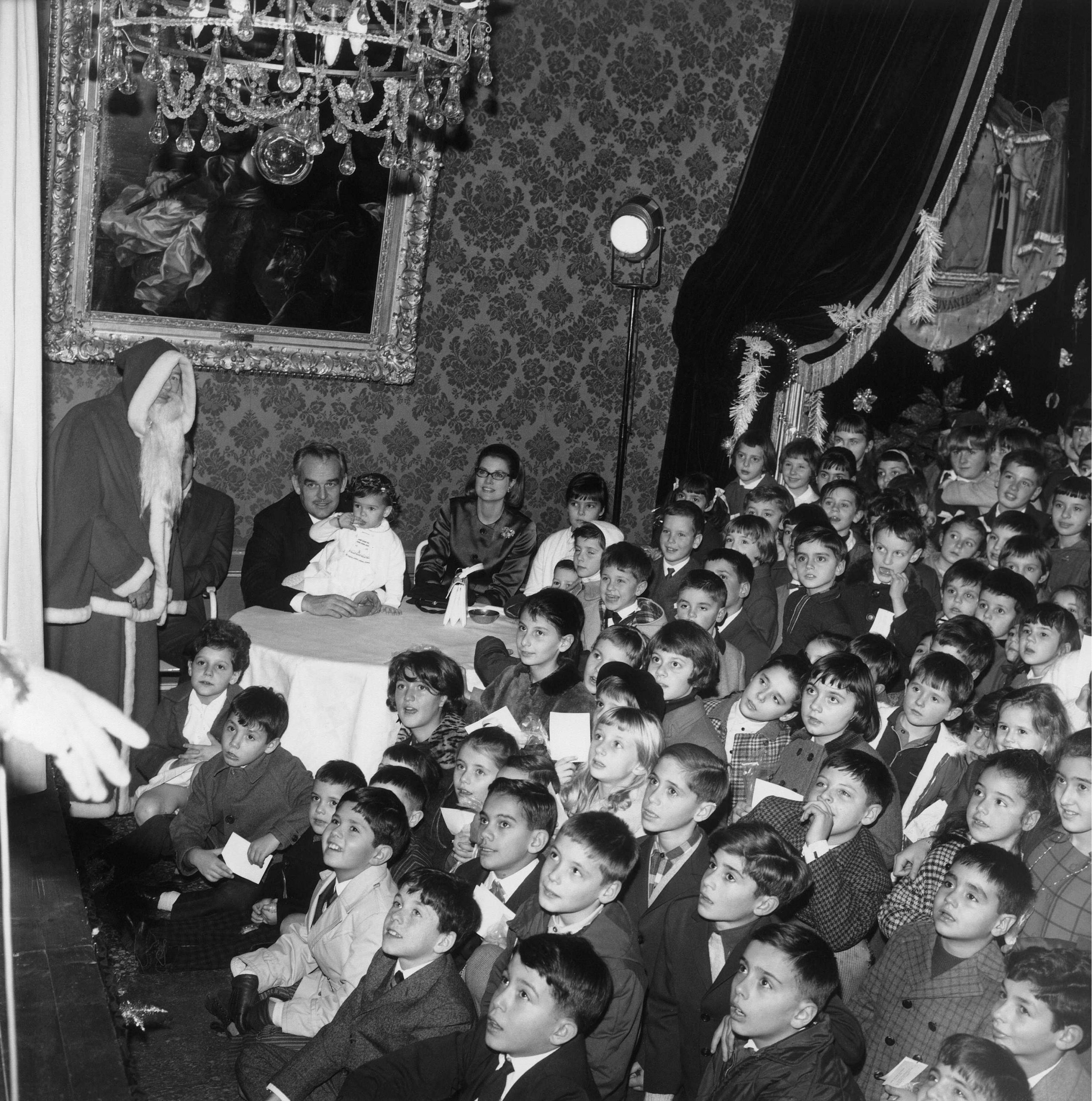 Cientos de niños celebraron la Navidad de 1966 en el Palacio Grimaldi.
