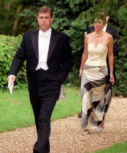 Ghislaine era también amiga cercana del príncipe Andrew, quien actualmente enfrenta una demanda por abusar de una menor de edad, gracias a la