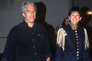 Ghislaine Maxwell está siendo demanda por varias mujeres, víctimas sexuales de Epstein, por haber colaborado