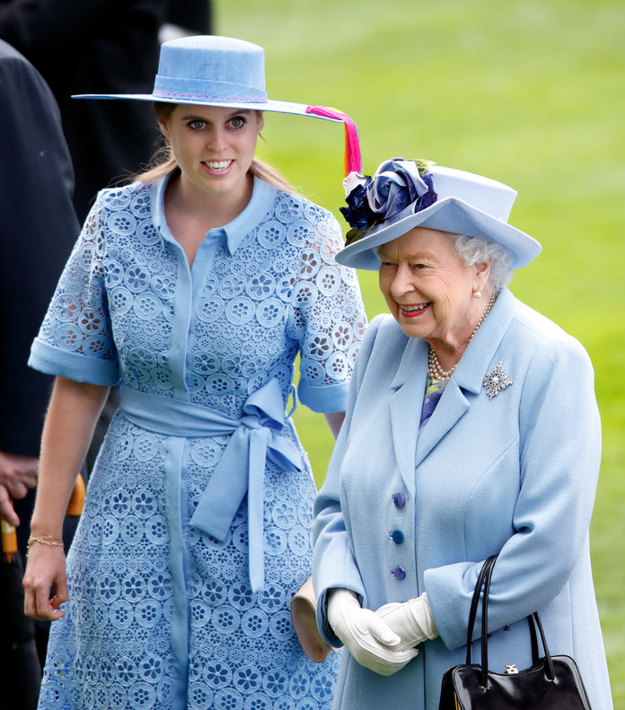 Beatrice de York y la reina Elizabeth en Royal Ascot Beatrice de York y la reina Elizabeth