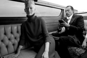 Tilda Swinton, en un taxi acuático veneciano, durante el festival de venecia. El festisval de venecia Tilda Swinton