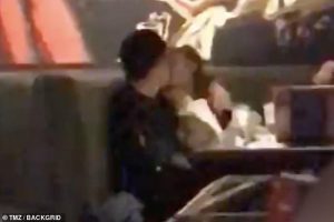 el primer beso de novio gómez y ariana el primer beso de novio gómez y ariana