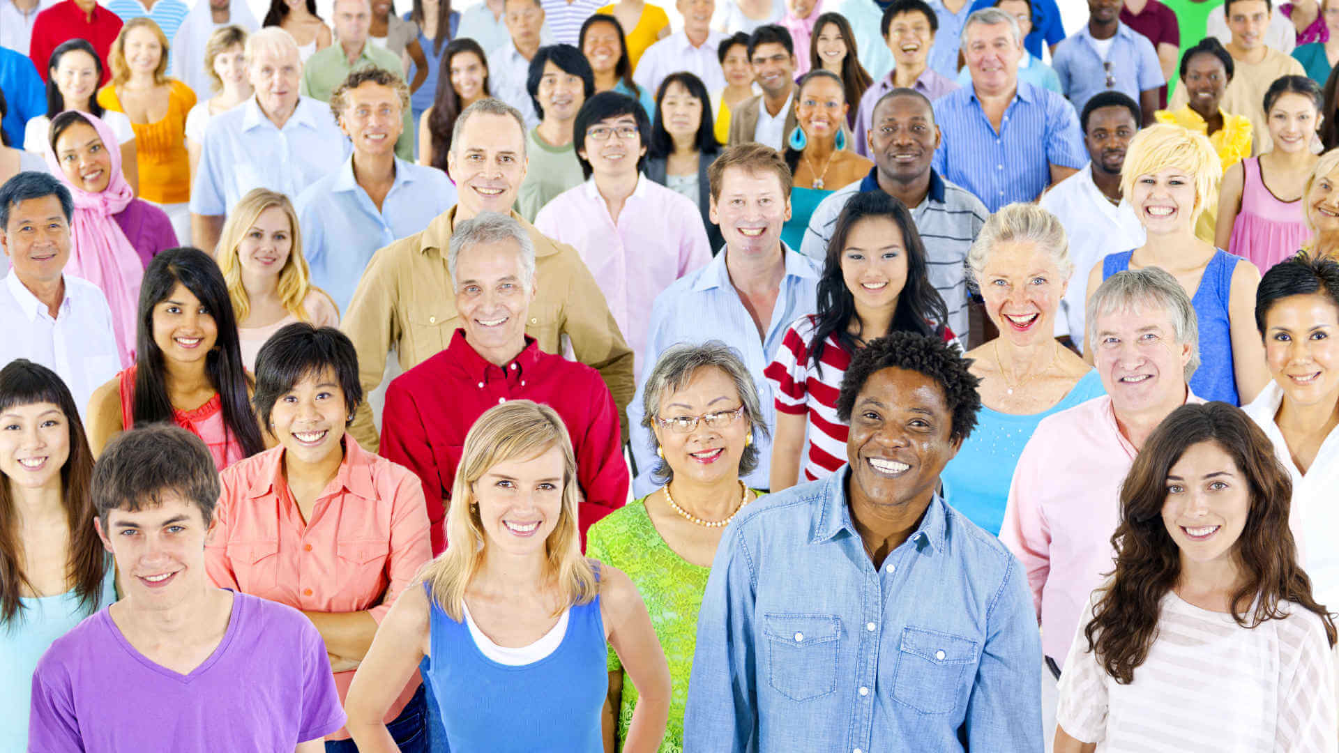 несколько человек. много людей на природе. большая группа людей. люди разных возрастов и национальностей. разные нации.