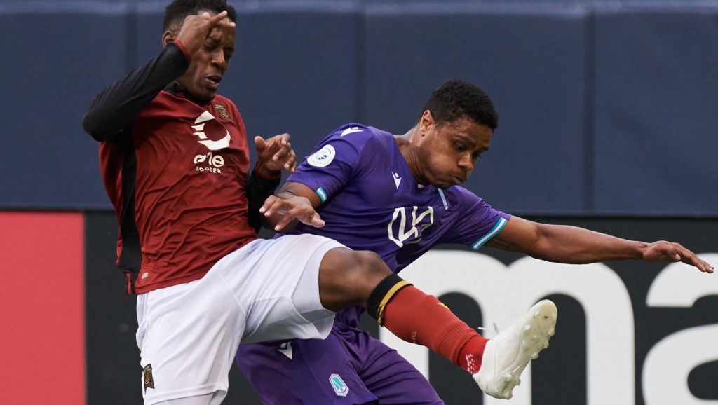 Valour FC's Jordan Murrell and Pacific FC's Tarran Campbell battle for possession. (CPL).
