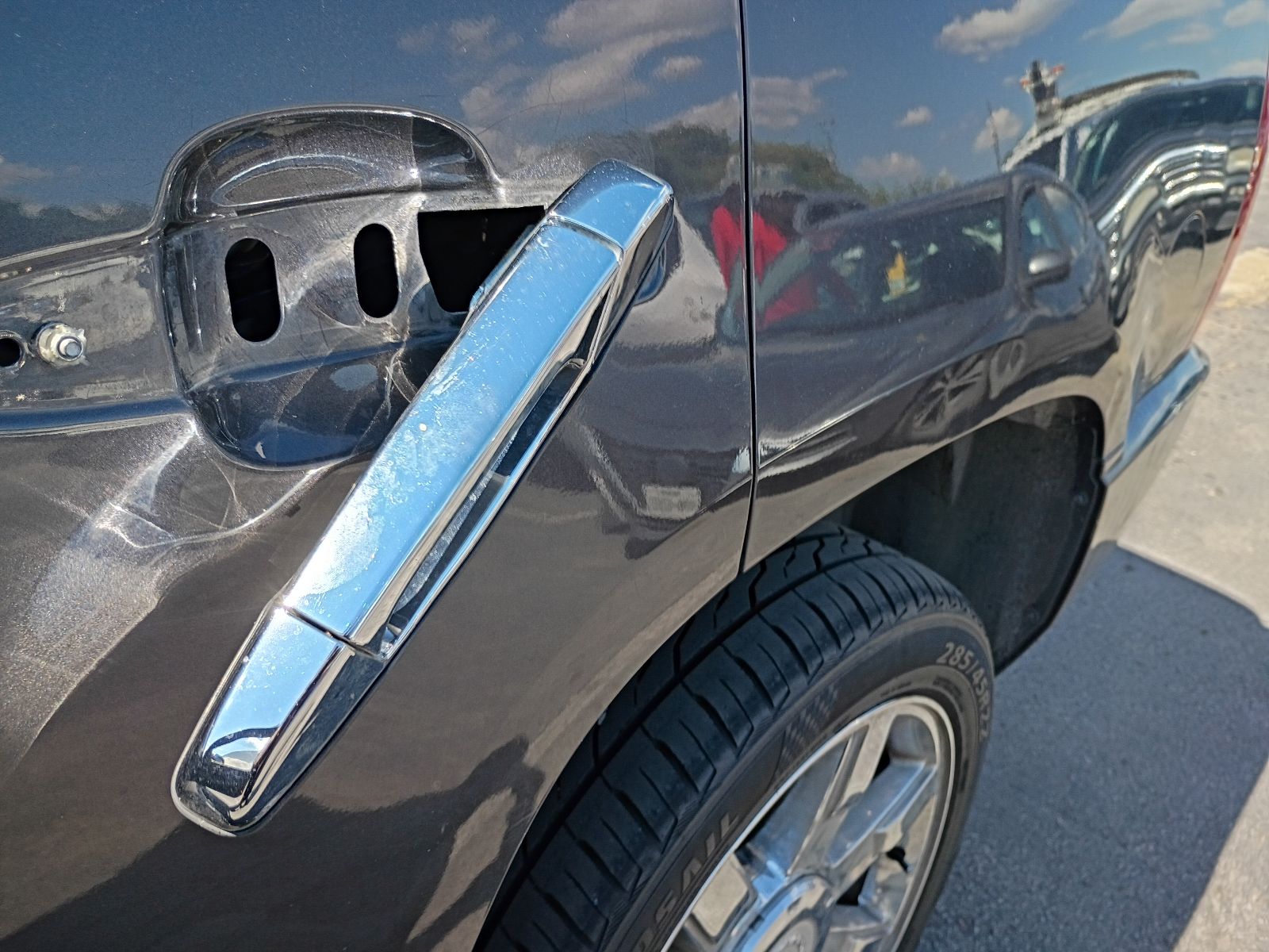 Dented Gradung Bucket R Qtr Panel (Dent/Paint Dmg)