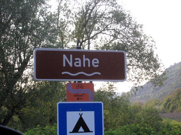 landscape photo of a Nahe road sign