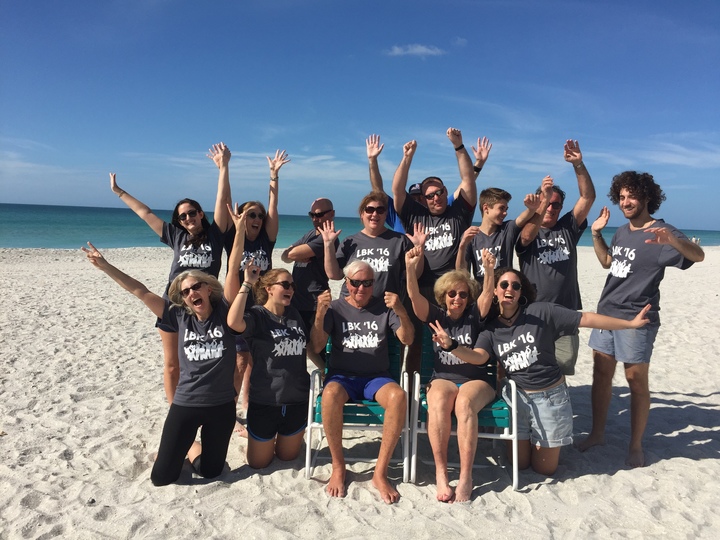 28 Hands 4 Lbk T-Shirt Photo