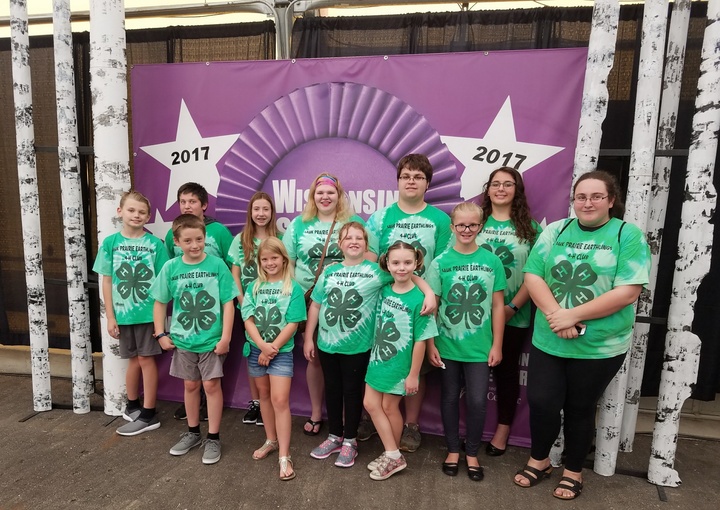 Sauk Prairie Earthlings 4 H Club Drama Participants Perform At State Fair T-Shirt Photo