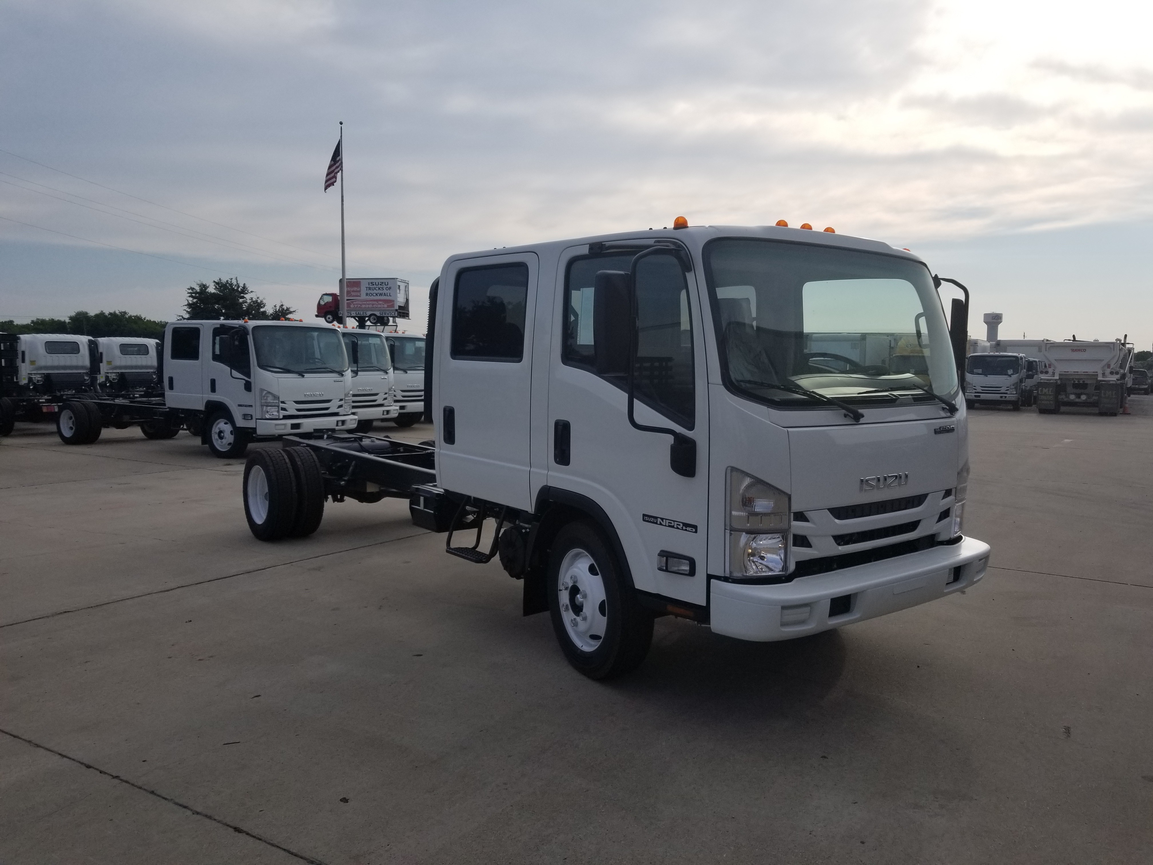 2018 Isuzu NPR HD GAS CREW CAB