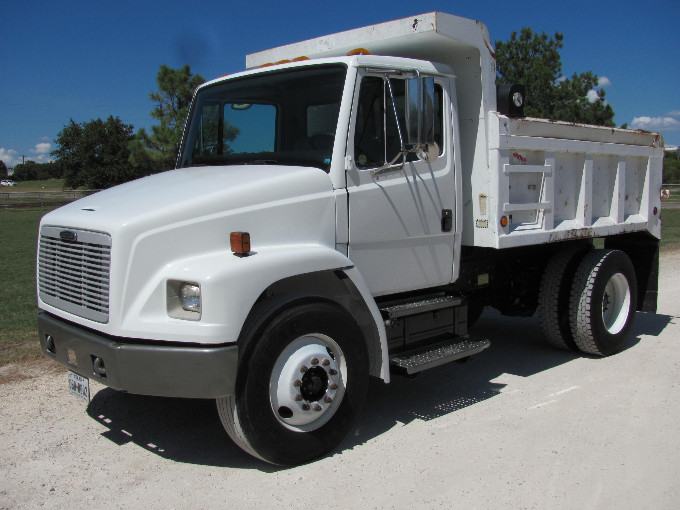2002 Freightliner FL70 TRK