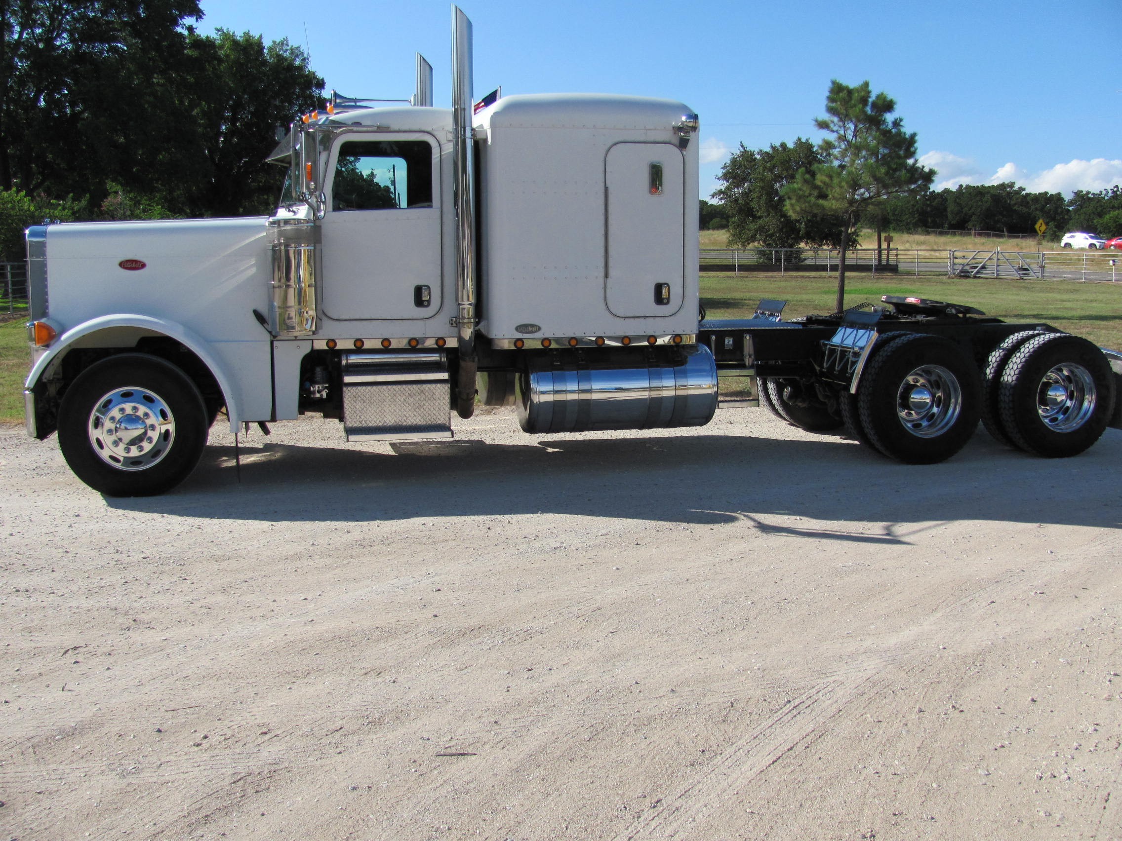 2006 Peterbilt 379 Extended Hood Flat Top TRK
