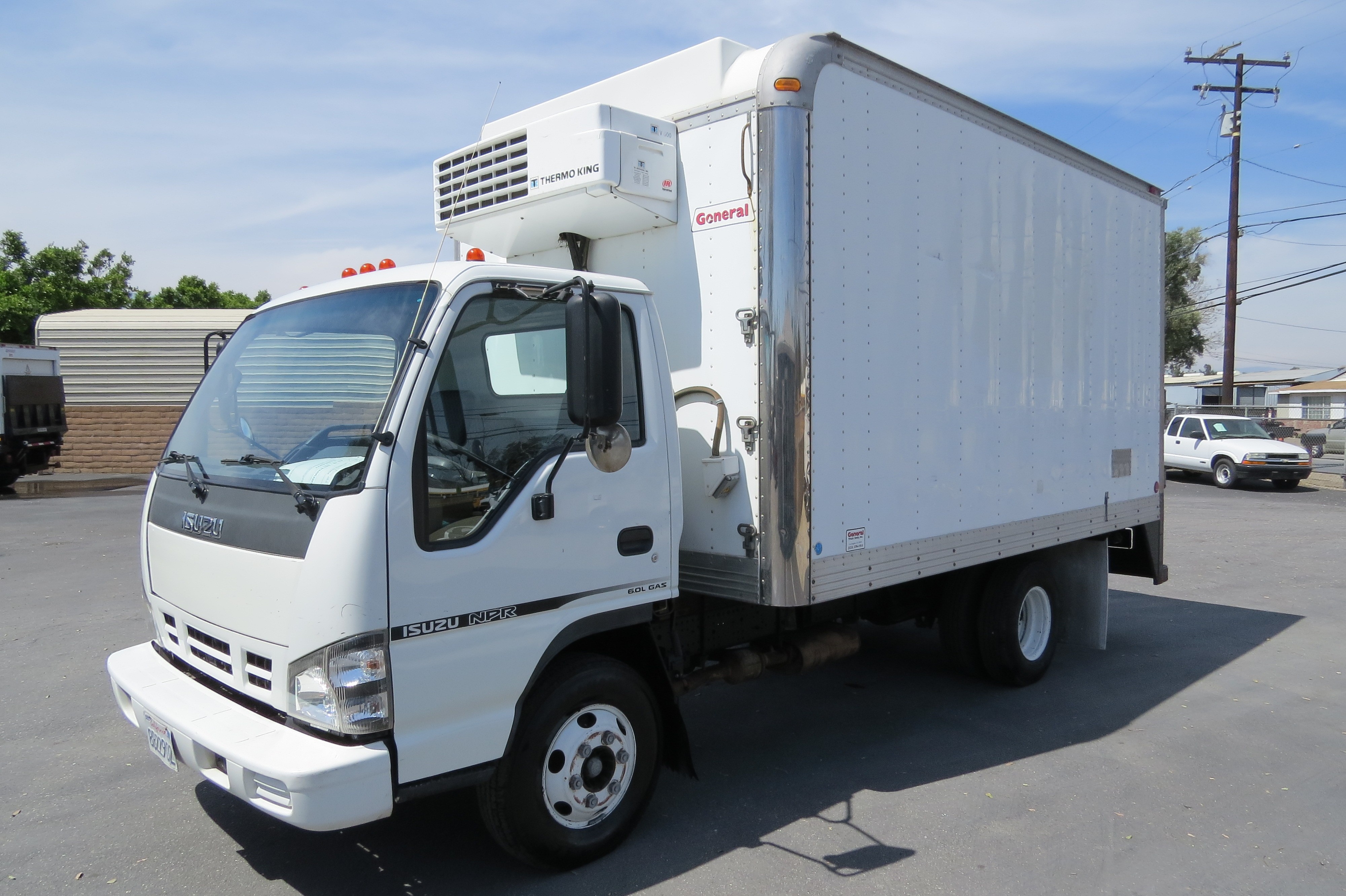Used 2007 Isuzu NPR 14 ft. ThermoKing V500 Reefer Box Van Truck CARB