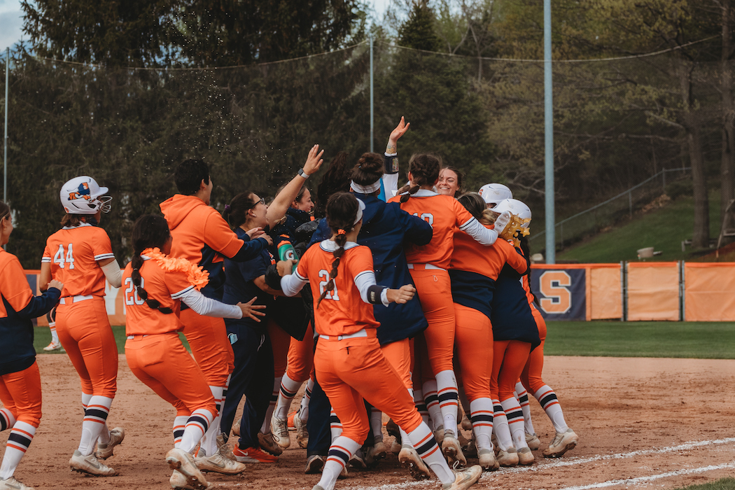 Syracuse ends No. 13 Clemson's 19-game winning streak with walk-off single - Vimarsana News