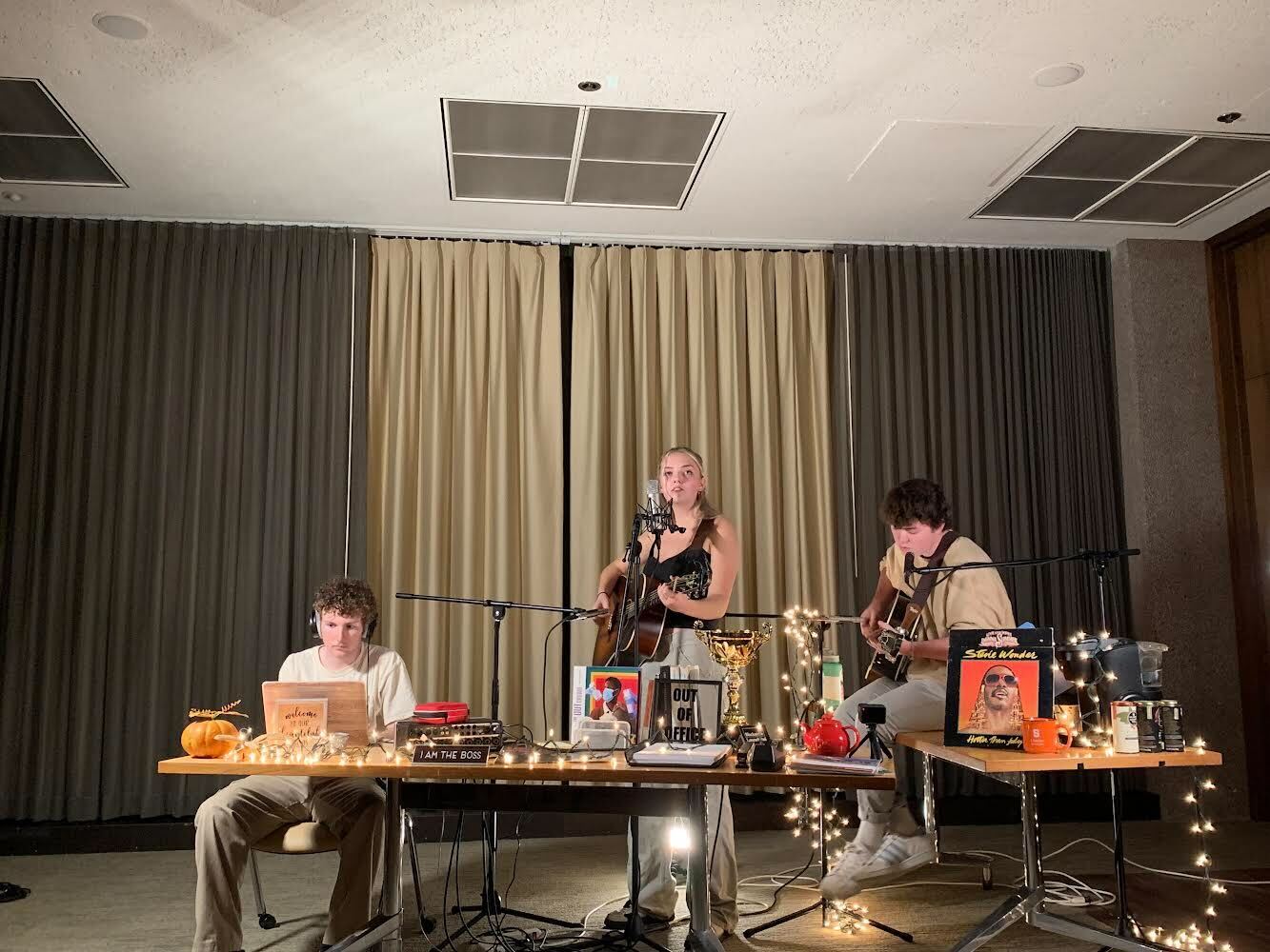 Student musicians play acoustic songs at 'Tiny Desk' concert in Bird Library - Vimarsana News