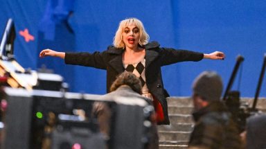 Harley Quinn recrea la escena de Joker en las escaleras
