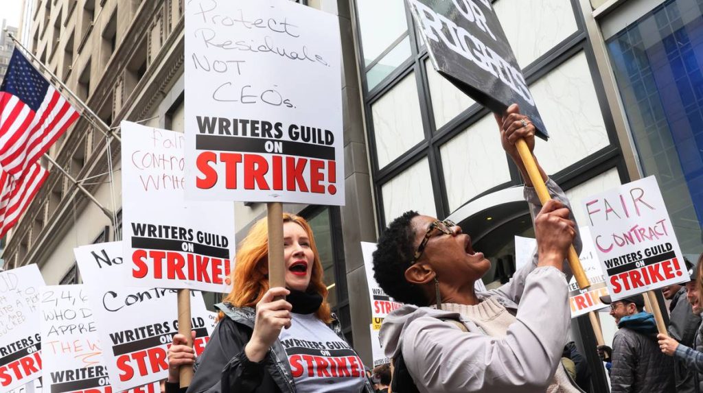 El sindicato de guionistas entra en huelga y Hollywood paraliza sus producciones