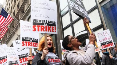 El sindicato de guionistas entra en huelga y Hollywood paraliza sus producciones