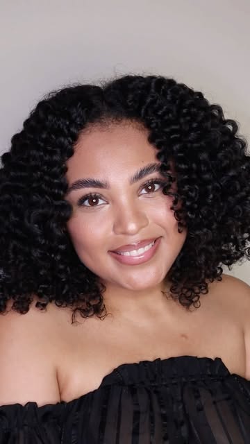 I love how this twist out turned out! 😍 I used the @bouncecurl defining butta on damp freshly washed hair and then air dried overnight. I also sat under the dryer for about 20 minutes just to make sure my hair was fully dry before unraveling because