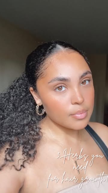 3 herbs YOU should incorporate in your hair routine!

• fenugreek 🌿 (growth + strengthening)
• hibiscus 🌺 (perfect for dandruff + itchy scalp)
• ginkgo biloba 🪴(super herb for hair growth)

I like using these herbs in their powder form during my d