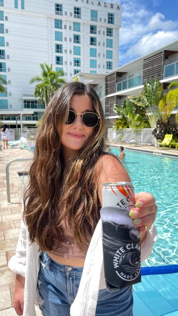 a lil (pool) party never killed nobody! ☀️🏖 
•
•
•
#tampablogger #discoverunder5k #tampainfluencer #tampalife #poolparty #tampafoodie