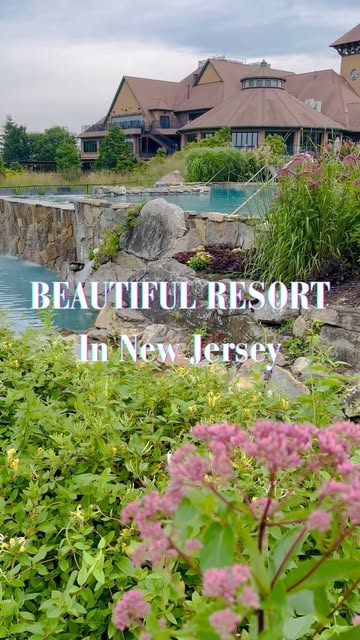 ✨Save and share this amazing getaway destination in New Jersey
 Located in the scenic mountains of northwestern New Jersey and 47 miles from New York City, Grand Cascades Lodge at Crystal Springs Resort @crystalspringsresort is a perfect getaway dest
