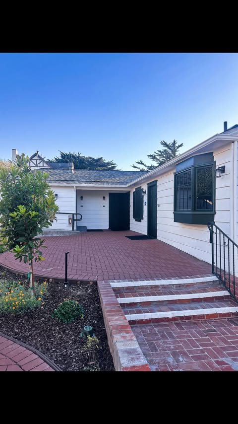 California best Ocean front hotel

If you’re looking for the perfect relaxing beach getaway, look no further than Carmel Beach Hotel! Located in the beautiful city of Carmel, California, the hotel offers stunning ocean views, cozy rooms, an outdoor r