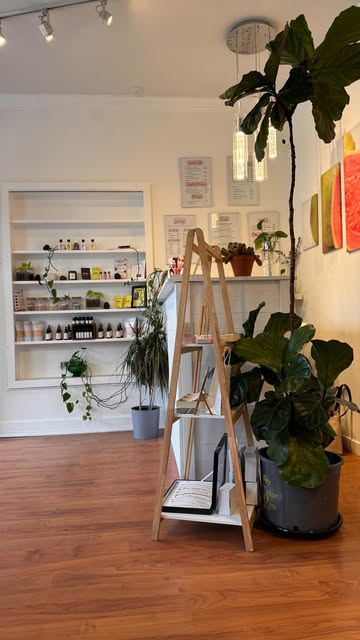 Join me at Guava Wellness Spa to get the glow facial 🤍✨ @guavaveganwellnessspa 
⁣
Guava Wellness Spa is a 100% vegan and cruelty free spa. Located on Commercial Drive, they have an adorable space perfect for relaxing. I highly recommend seeing Nikki