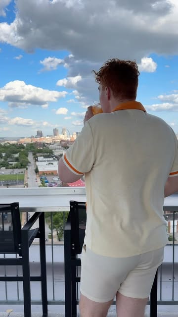 I am a SUCKER for a rooftop 🤩 One of my favorites being @artbar.stl at @angadartshotel which just did a full menu revamp! I highly recommend the Greek Lamb Pita, Smoked Chicken Flatbread and the Summer Nights cocktail! 🔥 Go for a sunset, you won’t 