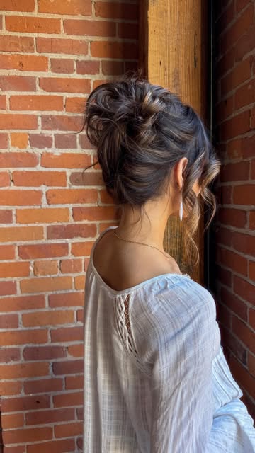 an indecisive bride trying to figure out if she should wear her hair up or down for her wedding!!! 💍🩵

what do you think? I’m going to see @broderickhargreaves again to try a few more hairstyles but what I do know is that I will be wearing my @luxy