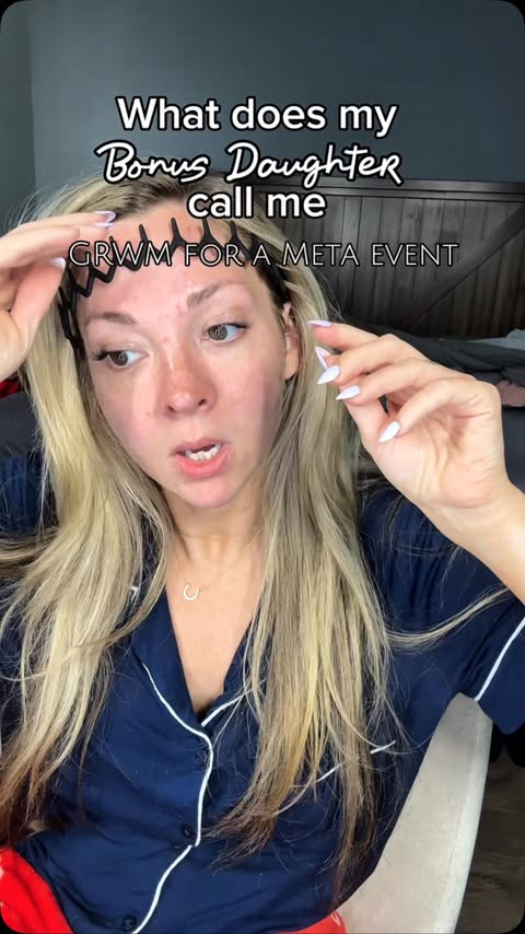 This is probably my number one question right now! Hope this answers it! Also if you have a sunscreen that doesn’t break you out, pleaseeeee drop it below 😩 

Skincare: @firstaidbeauty @summerfridays 
Foundation: @esteelaudercompanies 
Concealers: @