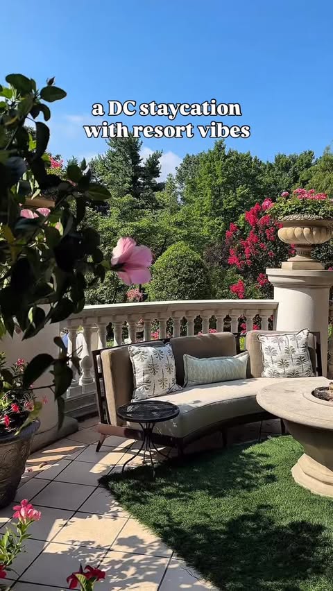 I wanted a summer getaway but I didn’t want to waste time traveling, and a staycation at the historic @omnishorehamhotel felt like a world away. It’s bordered by Rock Creek Park and has beautiful grounds, in addition to a large pool.

It was a fun wa