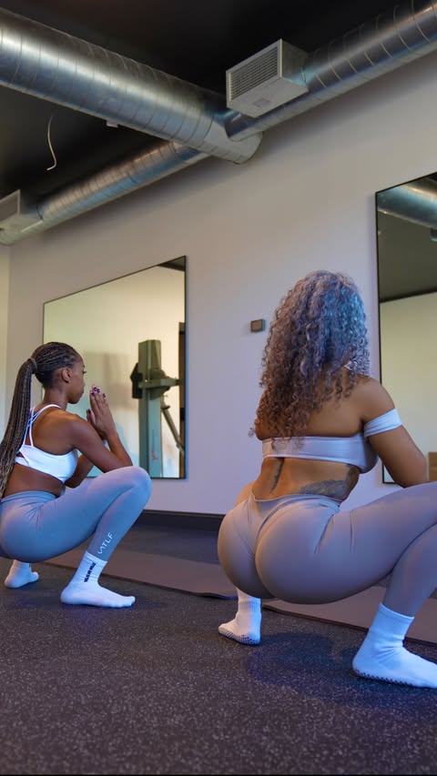 Mobility exercises that I’ll never stop doing. 🦋

Hip, knee, and ankle mobility, controlled articulation rotations, fascia work all are non-negotiables not just as an athlete, but as someone who loves moving and feeling strong every day. Staying mob